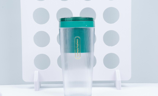 You won't have to buy your child milk tea anymore! The Mophi Juicer Cup can make your child delicious and nutritious fruit-flavored milk tea.