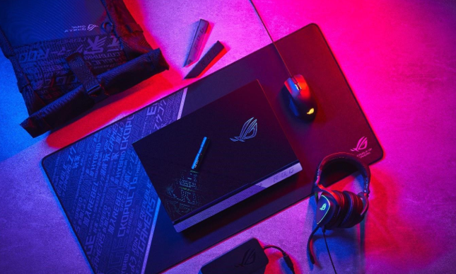 What's it like to install a desktop computer into a laptop? The ROG Strix 6 Plus Pro Gaming Edition, with an i9 processor and liquid cooling.