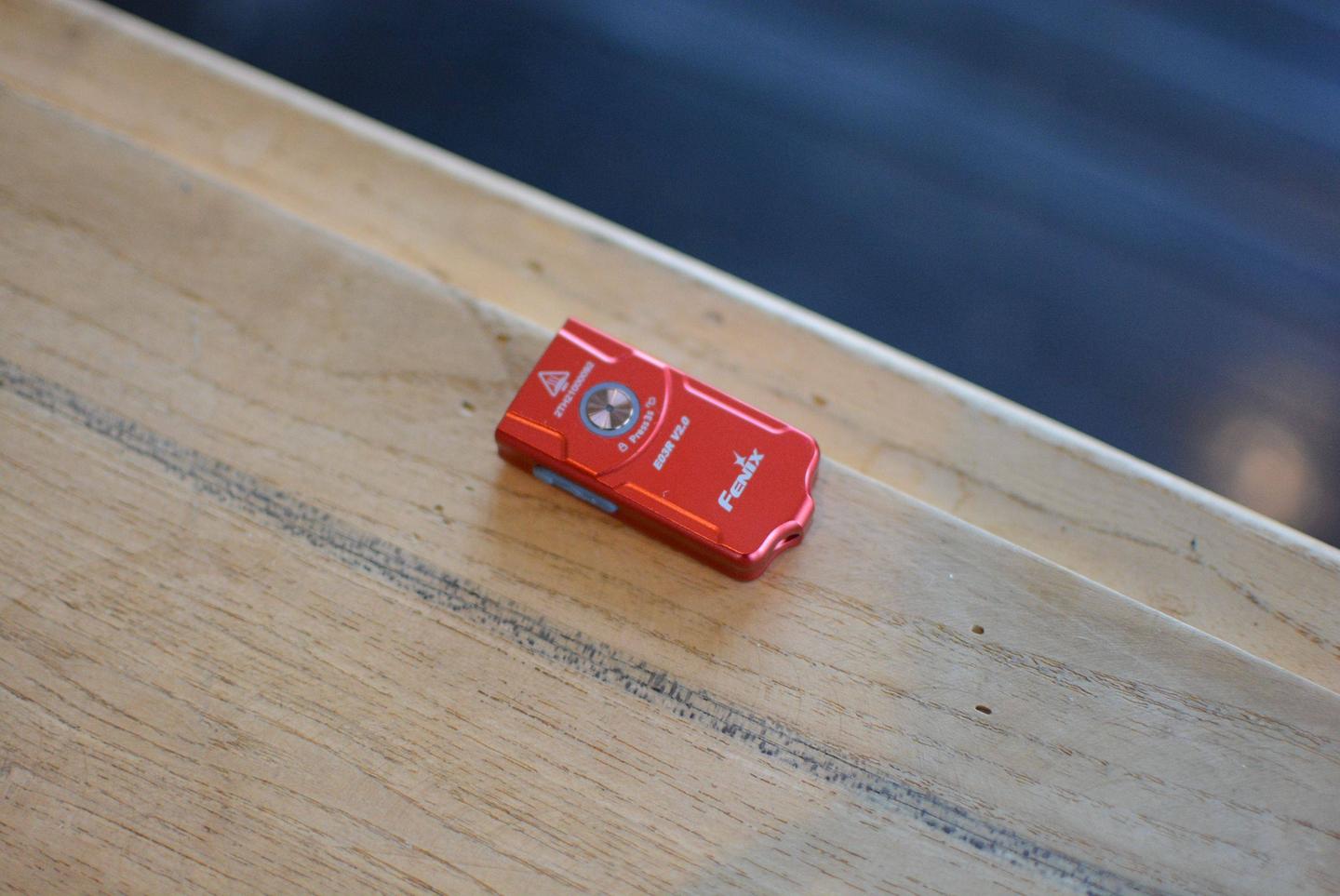 A flashlight that can be made into a keychain, and also has high brightness + dual-color light? Phoenix E30R review